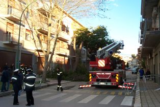 I tecnici del Comune e la Polizia Municipale controllano lo svolgimento delle operazioni.