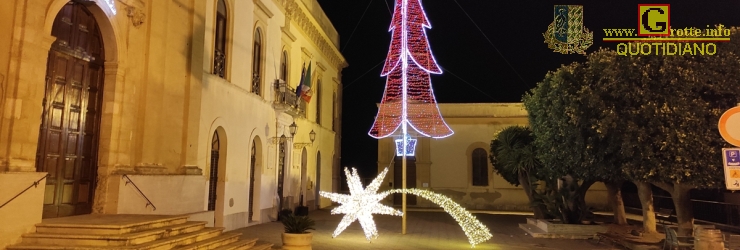 Un albero di Natale ecologico e innovativo in Piazza Umberto I, a Grotte