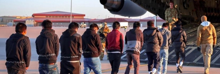 Deportati avvinti a ununica catena e avviati verso laereo militare per lespatrio