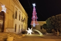 Un albero di Natale ecologico e innovativo in Piazza Umberto I, a Grotte