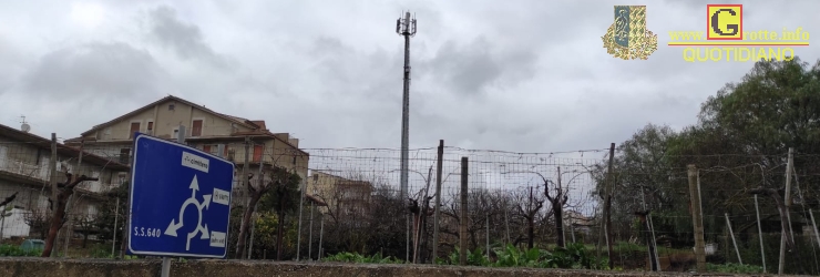 Antenna all'ingresso del paese