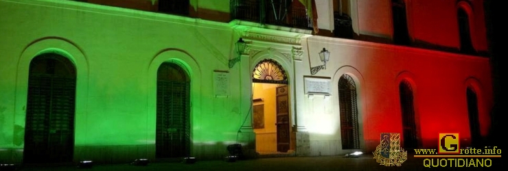 Il Tricolore sulla facciata del Palazzo Municipale di Grotte